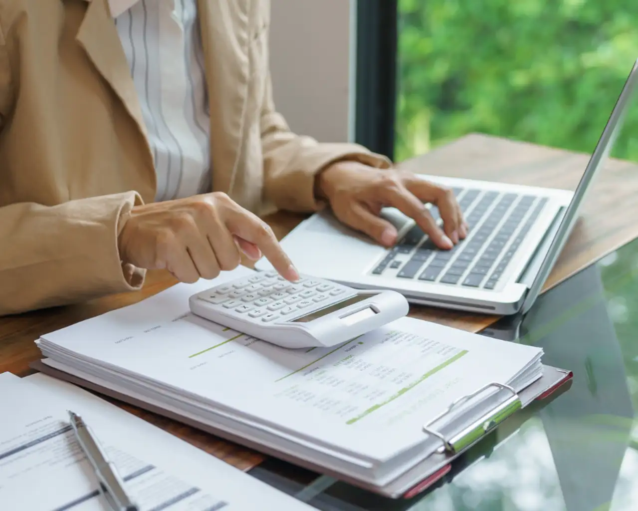 Image d'un ordinateur avec un formulaire de demande de devis d'assurance pour une profession libérale